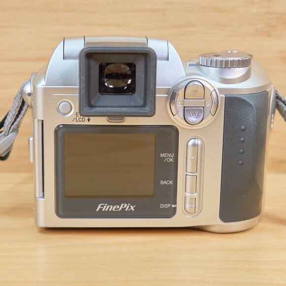 Fujifilm Finepix S3000 3.2MP Digital Camera, with 6x Optical Zoom, Made in Japan - Picture 8 of 9